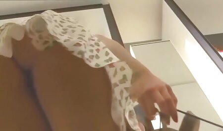 یک زن و شوهر جوان در حال خوشگذرانی در یک بزرگسال فلم سیکس افعانی هستند