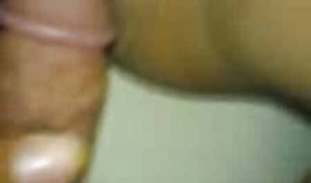 MILF بلوند عظیم سینه های فیلم سوپر سکسی افغانی خود را نشان می دهد و بیدمشک را از طریق شورت استمناء می کند