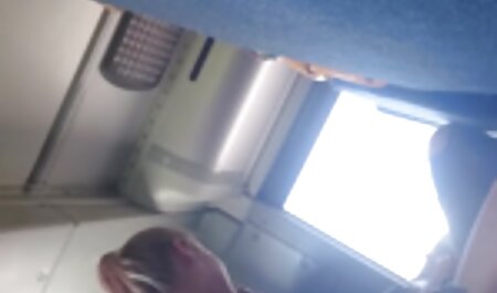 دختر در جوراب سیاه و فیلم سکس با افغانی سفید انگشت ویبراتور بیدمشک در رختخواب